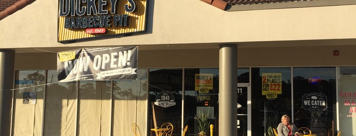 Dickey’s Barbecue pit is one of Orte, die Kyra gefallen.