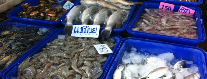 ตลาดอาหารทะเล ช่องแสมสาร is one of สถานที่ที่ KaMKiTtYGiRl ถูกใจ.