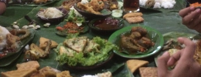 Ayam Goreng Bugisan is one of Kuliner.