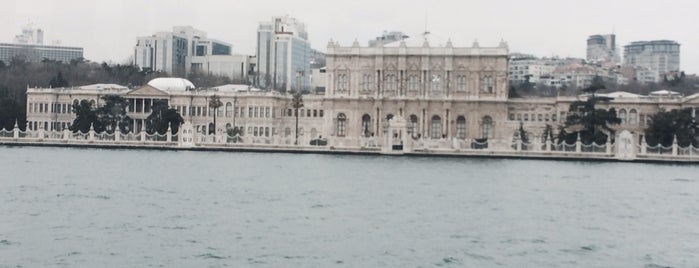 Dolmabahçe Sarayı is one of สถานที่ที่ Nora ถูกใจ.