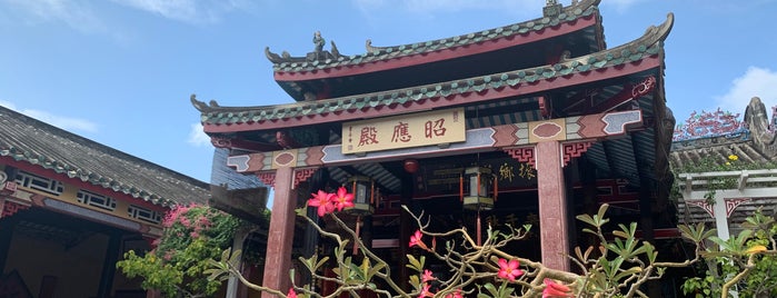 Hainan Chinese Temple (Hai Nam Hoi Quan) is one of Locais curtidos por Irena.