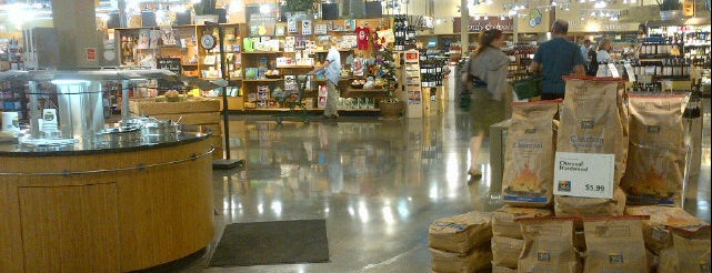 Whole Foods Market is one of สถานที่ที่ Rosana ถูกใจ.