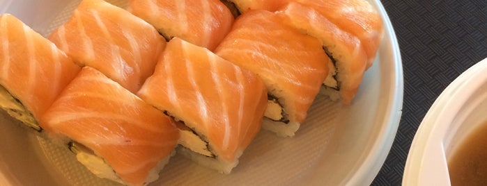 Cosmo Sushi is one of Lugares favoritos de Hellen.