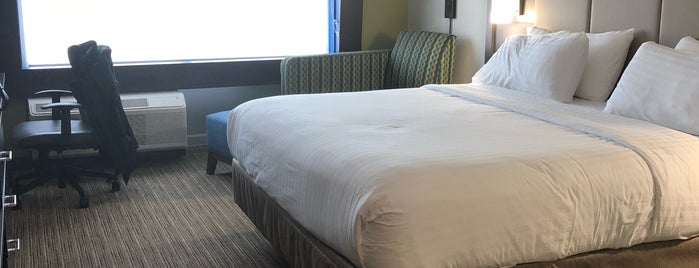 Holiday Inn Express & Suites is one of Tempat yang Disukai Andrew.