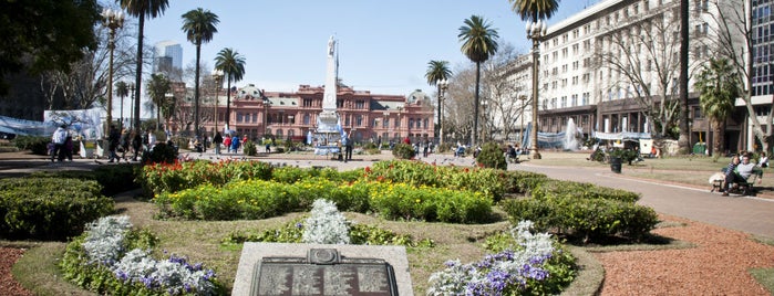 Plaza de Mayo is one of Imperdibles de Buenos Aires.