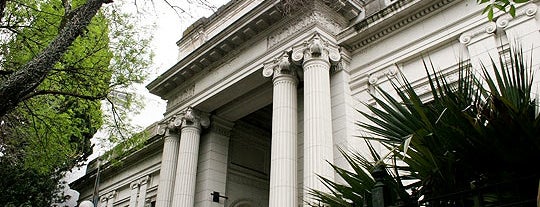 Biblioteca Antonio Devoto is one of Bibliotecas públicas de Buenos Aires.