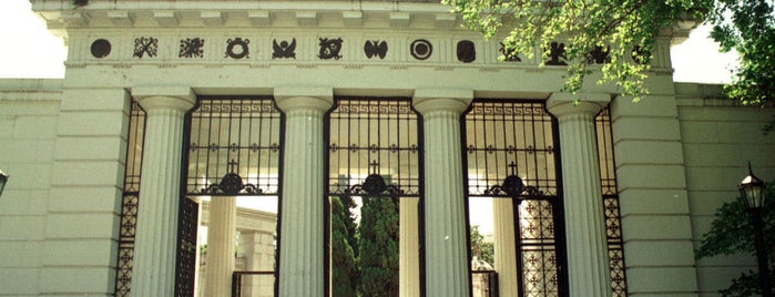 Cimitero della Recoleta is one of MIS LUGARES HABITUALES.