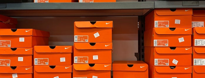 Nike Factory Store is one of Lugares visitados.