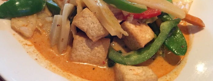 Red Curry Thai Cuisine is one of Shawn : понравившиеся места.