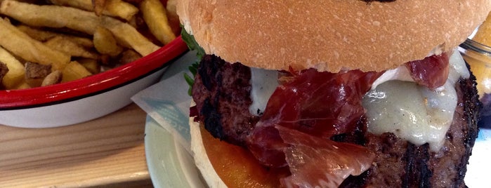 La Central Hamburguesería is one of Lugares favoritos de We Love Veggie Burgers.