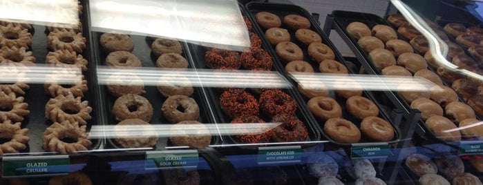Krispy Kreme Doughnuts is one of Tempat yang Disukai Latonia.