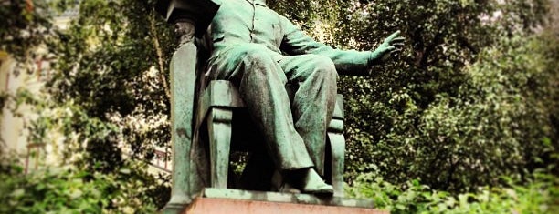 Памятник П. И. Чайковскому is one of Tempat yang Disukai Draco.