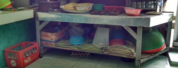 Nasi Pecel Pandegiling Bu Joyo is one of All-time favorites in Indonesia.