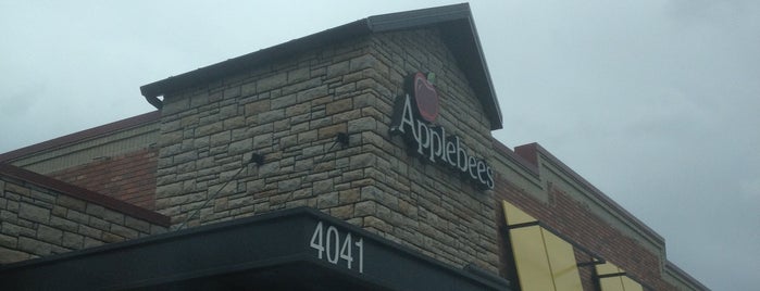 Applebee's Grill + Bar is one of Tempat yang Disukai Emily.