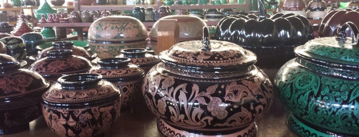 Tun Handicrafts is one of Tempat yang Disukai Gianluca.