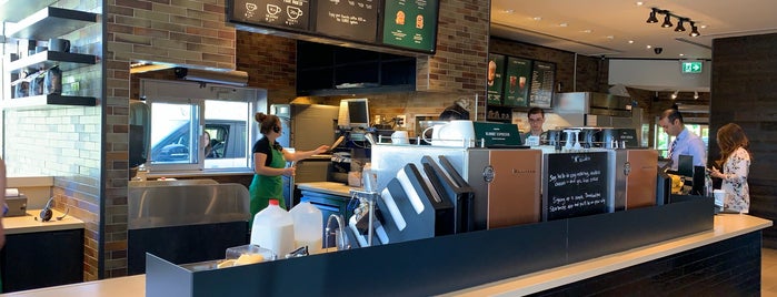 Starbucks is one of Lugares favoritos de Bradley.