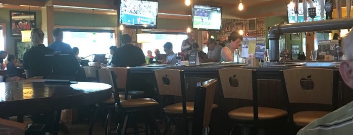 Applebee's Grill + Bar is one of Lugares favoritos de Joe.