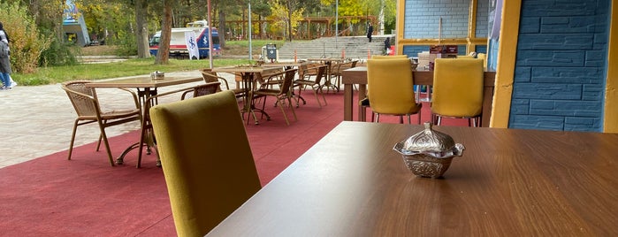 Kampüs Cafe is one of kafa dağıtmaca :).