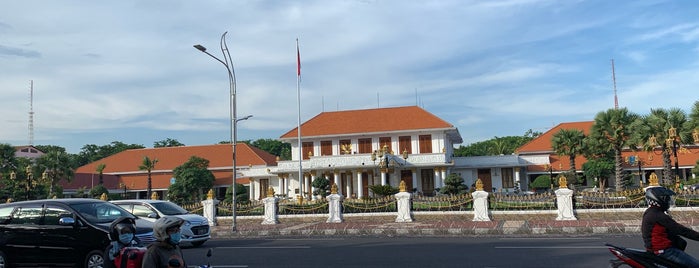 Monumen Gubernur Suryo is one of tour surabaya.