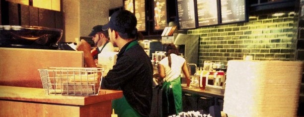 Starbucks is one of Tempat yang Disukai Andria.