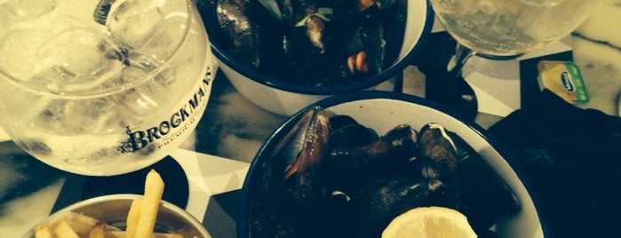 Moules & Gin is one of Lugares favoritos de Sofia.