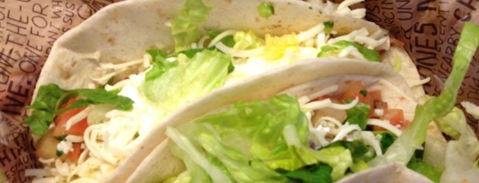 Chipotle Mexican Grill is one of Lugares favoritos de Henry.