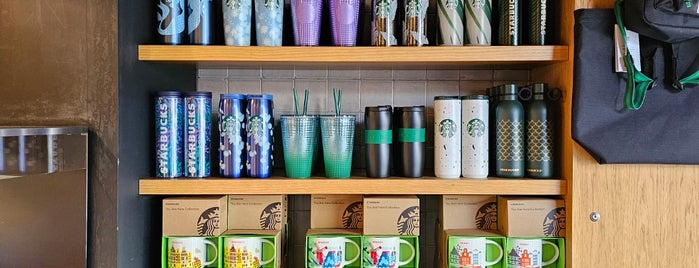 Starbucks is one of Locais salvos de Adrien.