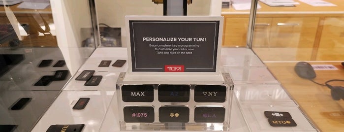 TUMI Outlet Store is one of Lieux qui ont plu à Hashim.
