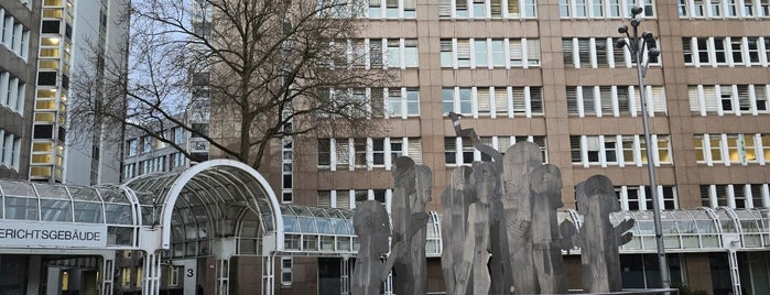 Bertha-von-Suttner-Platz is one of Tempat yang Disukai Leonard.