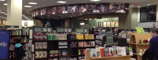 Barnes & Noble is one of Lieux qui ont plu à Charlotte.