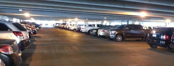 Airport Parking Garage is one of Tempat yang Disukai Bev.