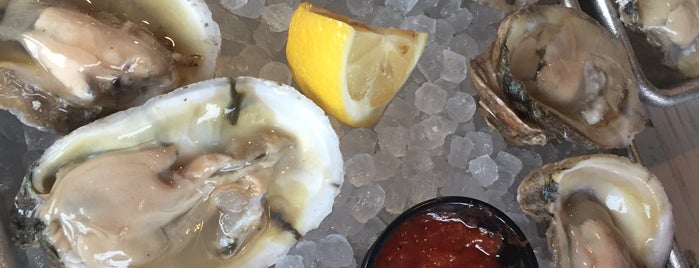 The Dive Oyster Bar is one of Locais curtidos por Brian.