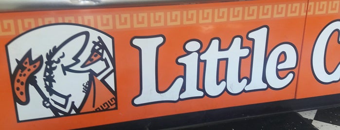 Little Caesars Pizza is one of สถานที่ที่ Liz ถูกใจ.