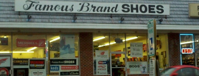 Famous Brand Shoes is one of สถานที่ที่ Louis J. ถูกใจ.