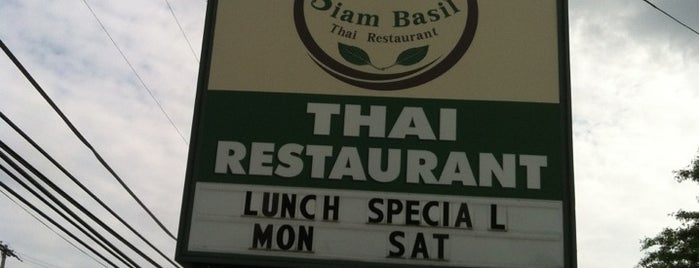 Siam Basil Thai Restaurant is one of สถานที่ที่บันทึกไว้ของ Lizzie.