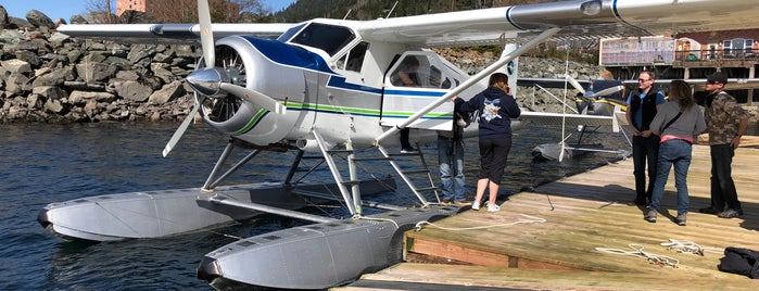 SeaWind Aviation is one of Lieux qui ont plu à Debbie.