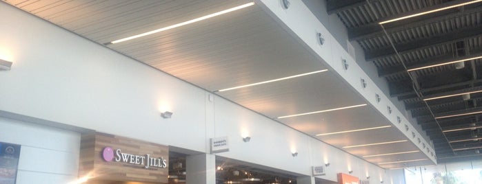 New Long Beach Terminal is one of Locais curtidos por Raj.