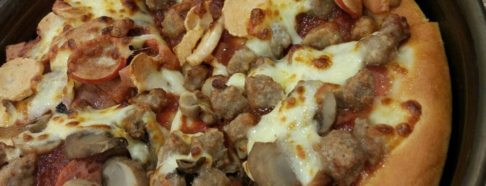Pizza Hut is one of Lokasi Makan di Mojokerto.