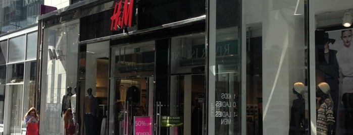 H&M is one of Orte, die Chiara gefallen.