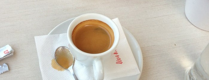 Cozzy Cafe is one of Lugares favoritos de Alexey.