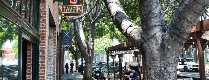 Rocco's Tavern is one of LA Bars.