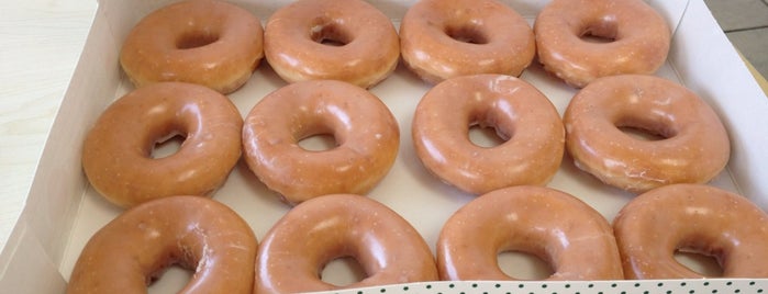 Krispy Kreme Doughnuts is one of Kindra : понравившиеся места.