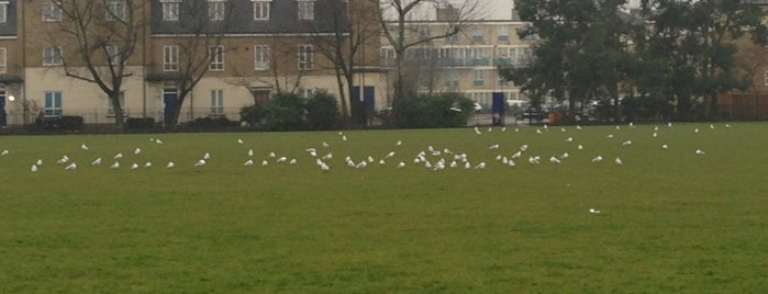 Stepney Green Park is one of Lugares favoritos de Jon.