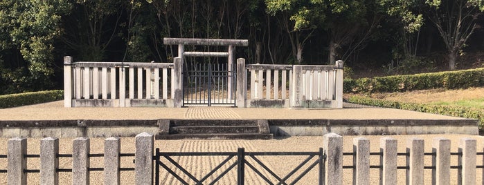 繼體天皇皇后手白香皇女 衾田陵（西殿塚古墳） is one of 宮内庁治定陵墓.