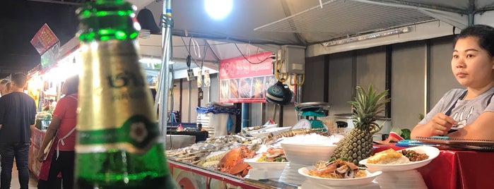 Street Thai Food is one of Tempat yang Disukai Galina.