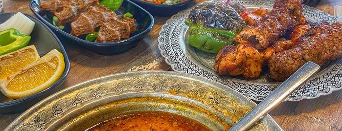 nacaroğlu kahvaltı ve katmer baklava salonu is one of Ayıntapta yemek.