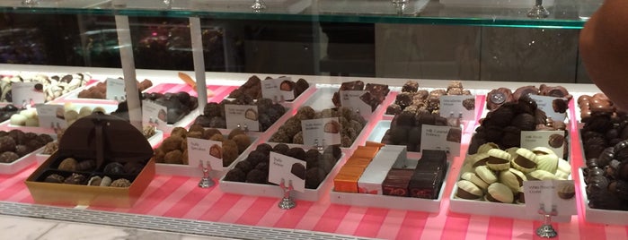 Godiva Chocolatier is one of Lugares favoritos de David.