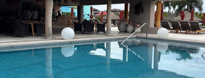 Tamai Pool Bar at Four Seasons Resort Punta Mita is one of Mis lugares.