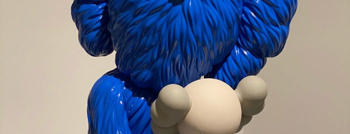 KAWS "Companion (Passing Through)" is one of Toddさんの保存済みスポット.