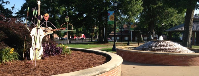 Park With Water Fountain is one of Places I have worked.